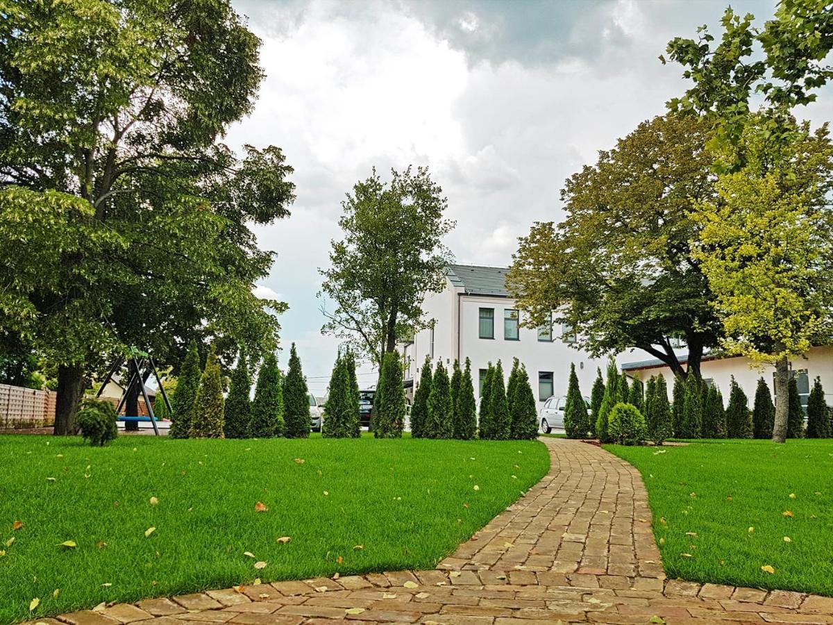 Hotel Czinege & Etterem Koka Exterior photo